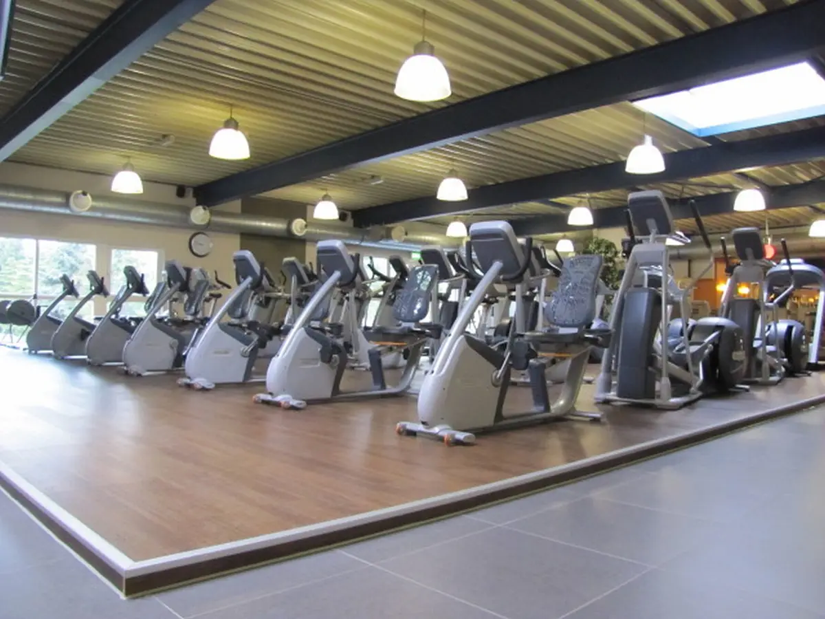 Gerätereihe im Fitnesscenter