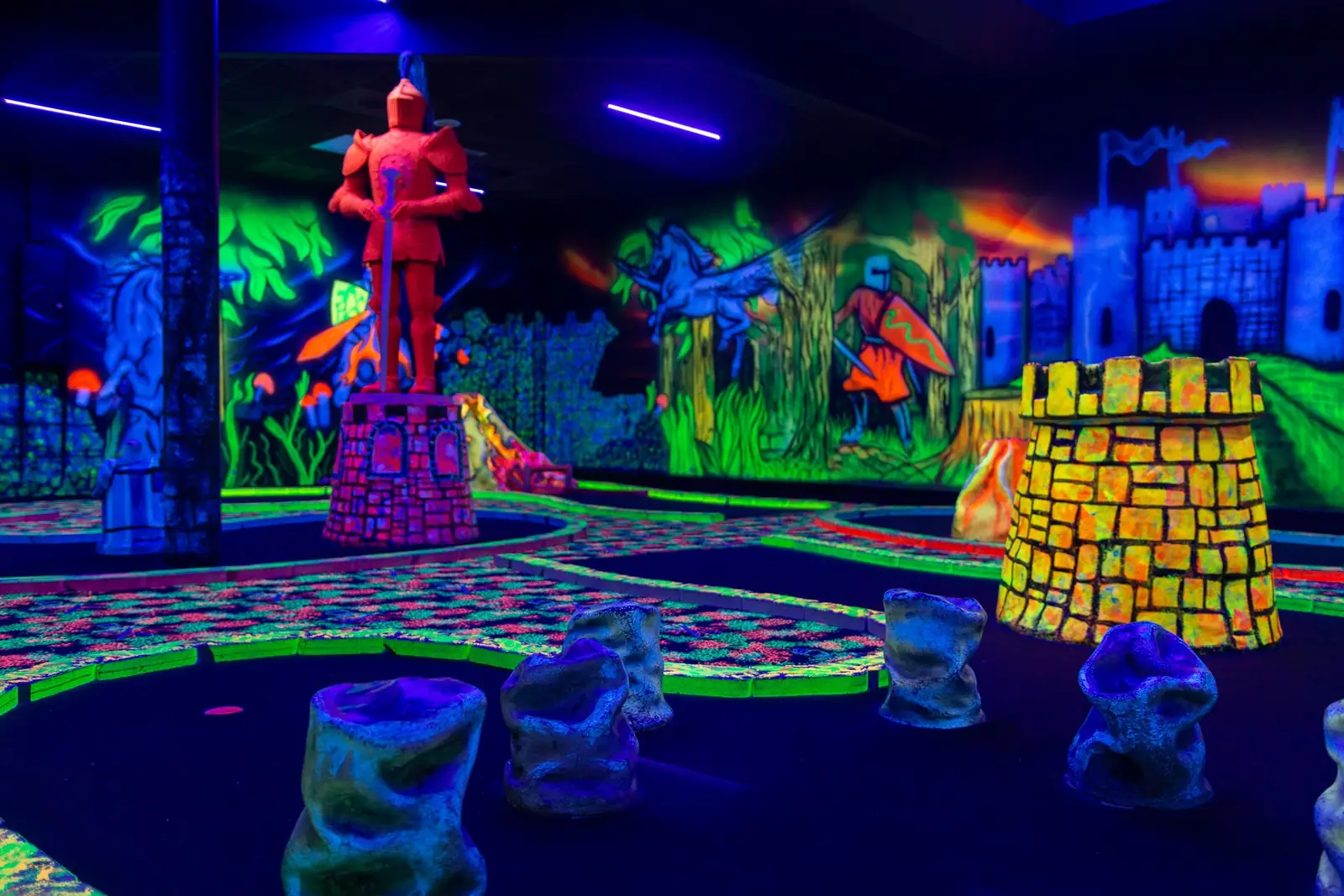 Moonlight-Minigolf-Burg mit Ritterfigur im Schwarzlicht