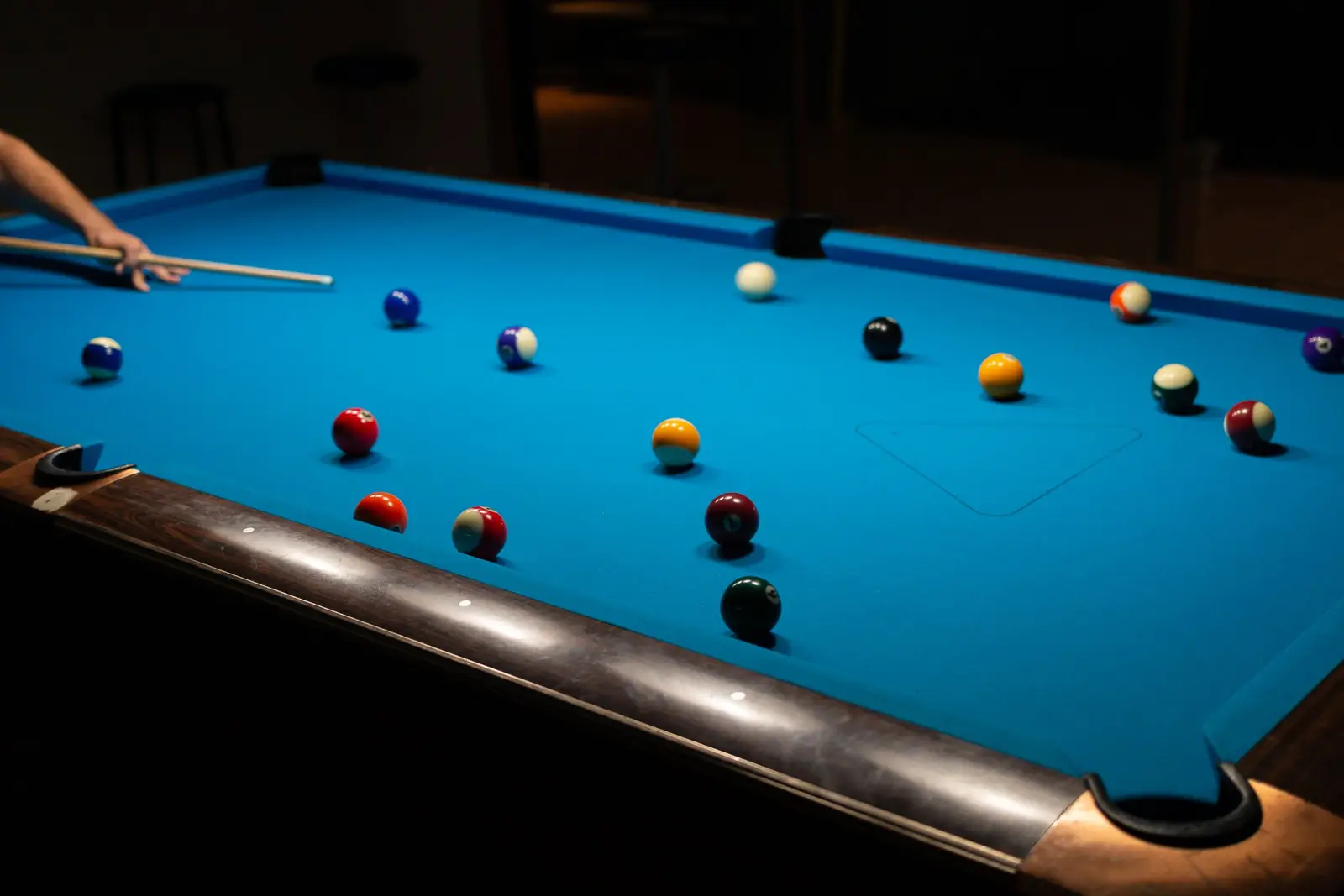 Spieler stößt am Pool-Billardtisch