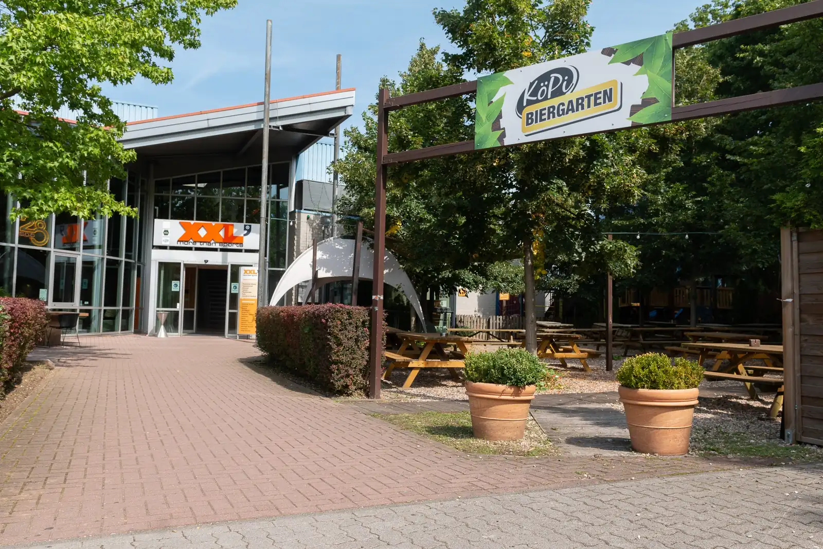 Eingang des XXL Sportcenters bei Tageslicht
